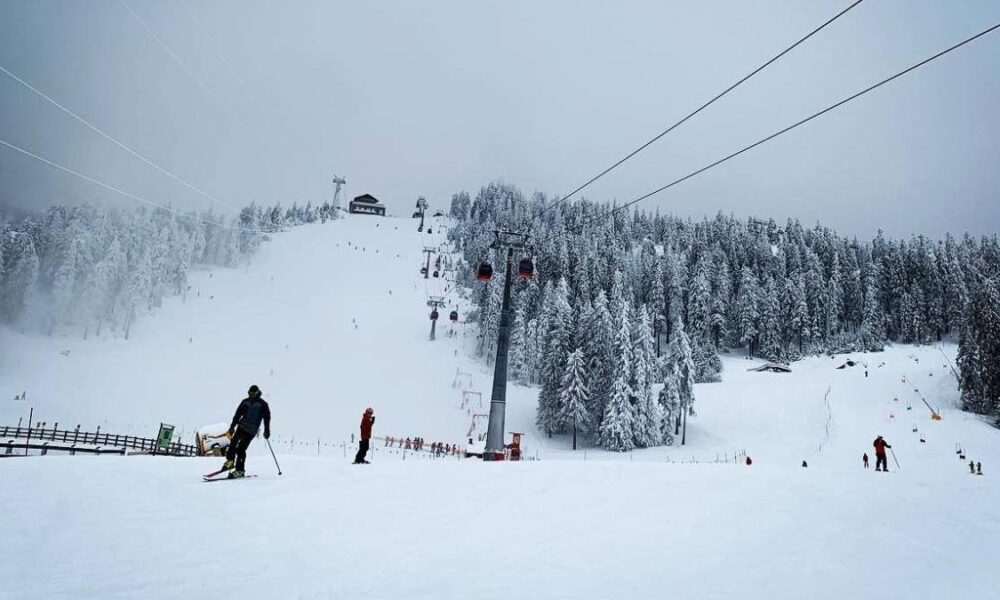 Stațiunea montană care atrage tot mai mulți turiști români. Telegondola costă doar 10 lei