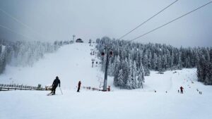 Stațiunea montană care atrage tot mai mulți turiști români. Telegondola costă doar 10 lei
