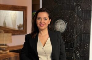 Nicoleta Mioara Olteanu, fondatoarea Art & Craft, prezentă pe scena Capital, a primit pentru realizările sale „Premiu pentru promovarea tradițiilor și identității românești”. (sursă foto: arhiva companiei)