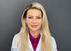 Dr. Alexandra Filip, fondatoarea  deschis Beauty Concept Clinic, din Cluj, a primit în cadrul evenimentului din 19 iunie „Premiu pentru profesionalism și leadership medical în domeniul esteticii”.  (sursă foto: arhiva companiei)