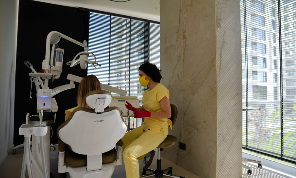Românii se luptă cu teama de dentist. Tehnologia Smile Cloud îi ajută să vadă cum arată un zâmbet sănătos