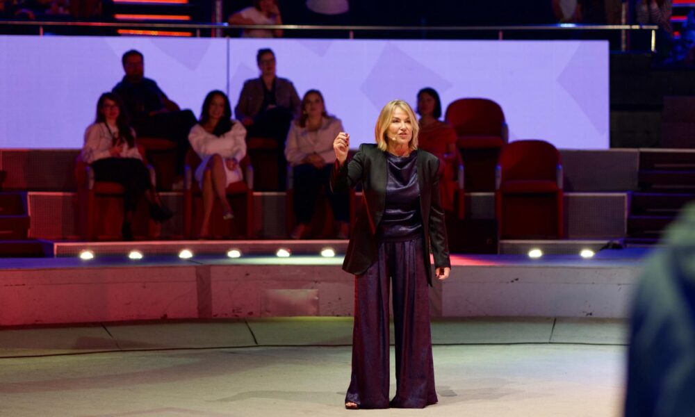 Succes de audiență la ROOTS 2025. Peste 1.400 de români la conferința cu Esther Perel
