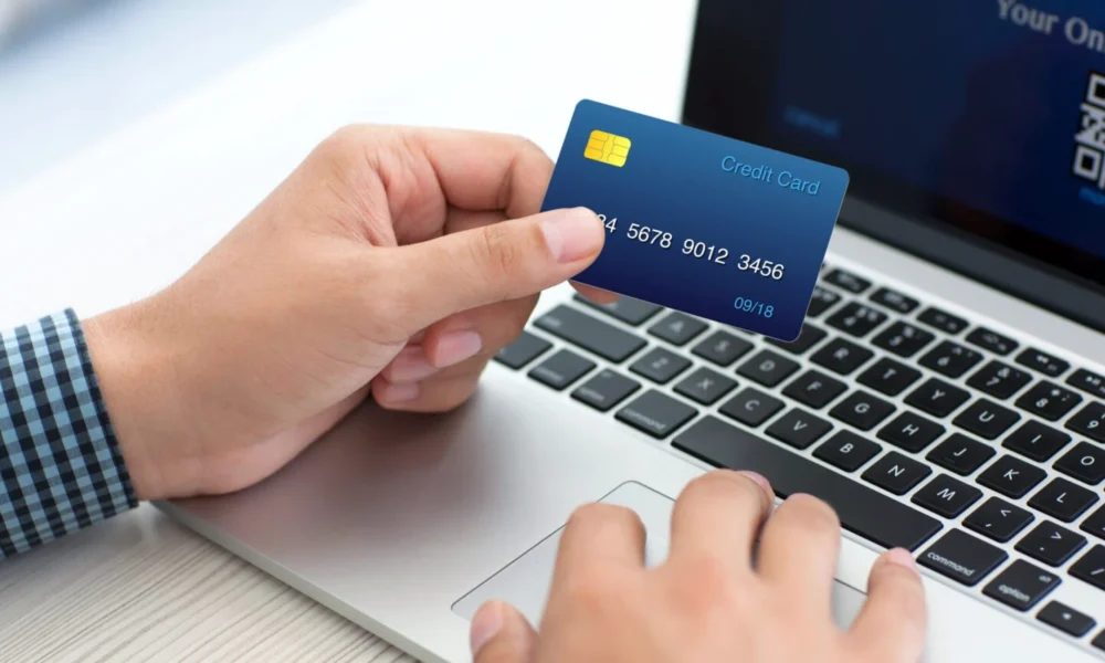 Cardul de credit 100% online. Cum funcționează, cum îl poți obține online și cum plătești în rate fără dobândă